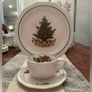 Pfaltzgraff Christmas Heritage Dish Set – 16 Pieces